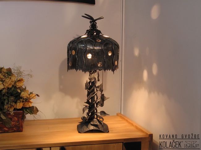 Ručno kovana lampa sa toplom svetlošću