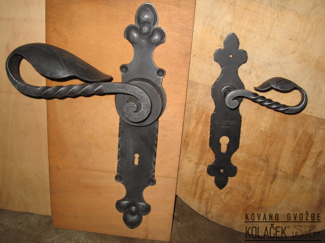 Ručno kovana kvaka sa uvijenom drškom
