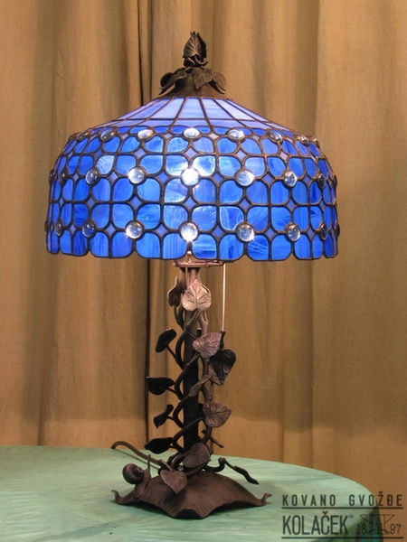 Kovana lampa sa Tiffany senkom u boji