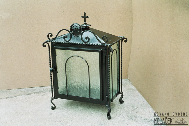 Kovani fenjer — model 1