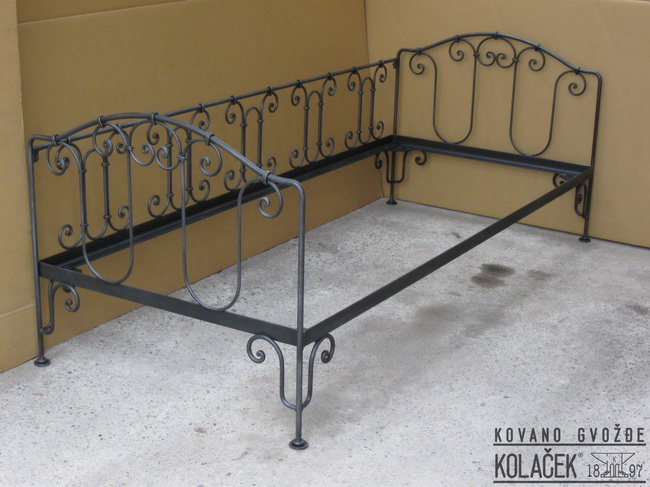 Kovani nameštaj — model 8