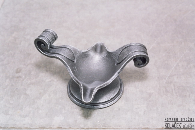 Kovana pepeljara — model 1