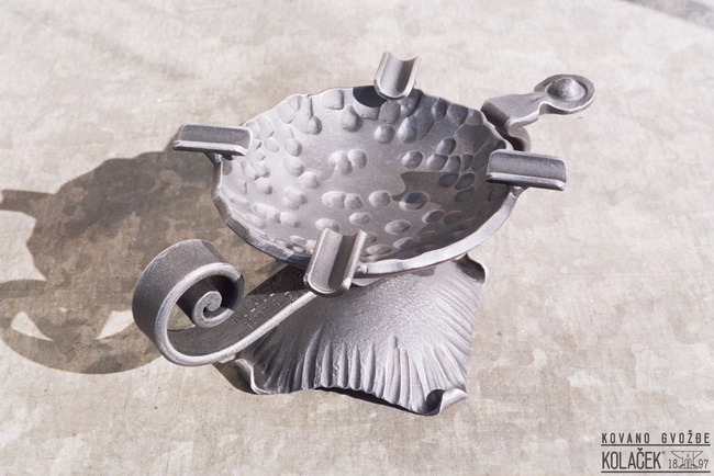 Kovana pepeljara — model 2
