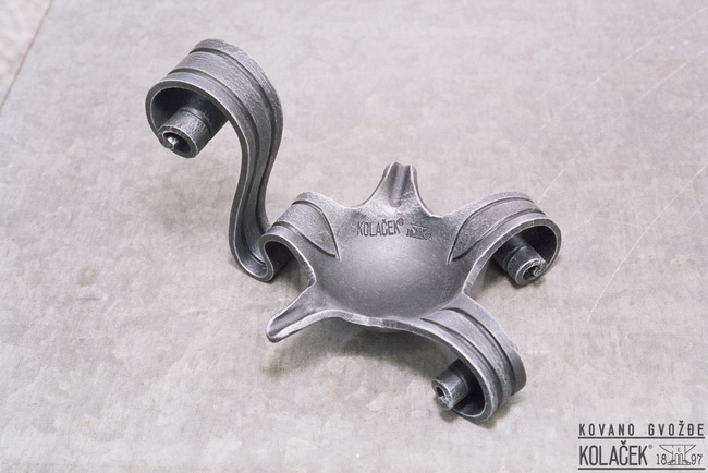 Kovana pepeljara — model 4