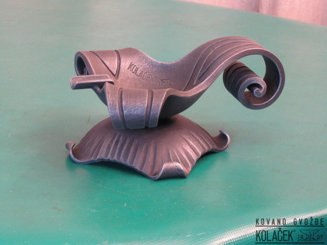 Kovana pepeljara — model 5