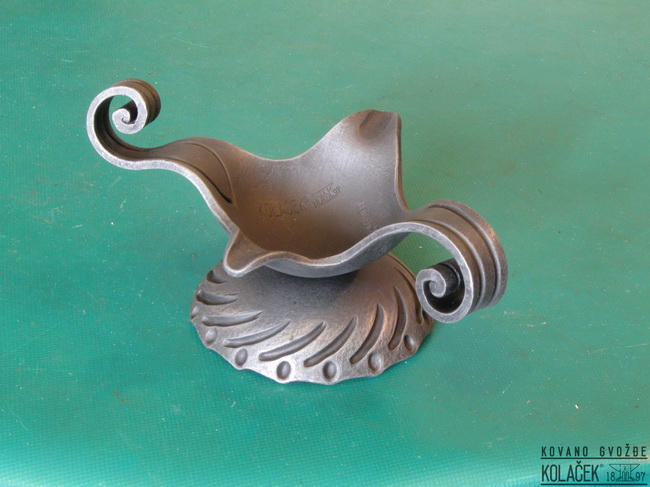 Kovana pepeljara — model 6