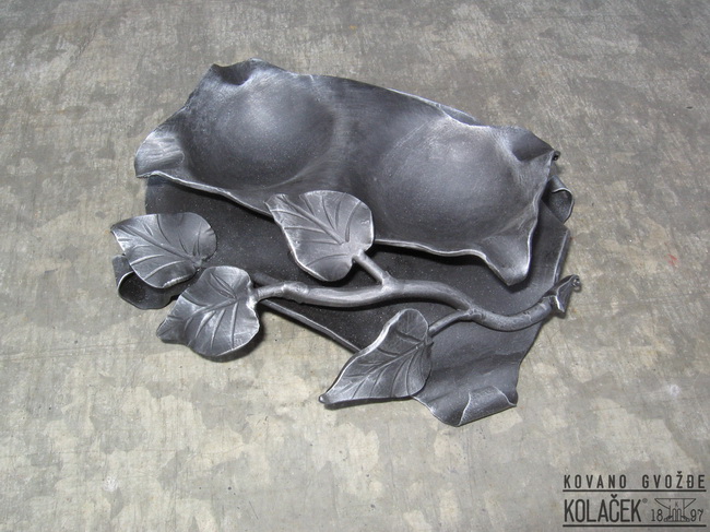 Kovana pepeljara — model 8