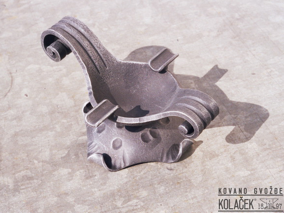 Kovana pepeljara — model 9