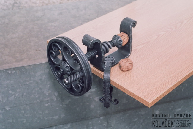Kovani predmet — model 1
