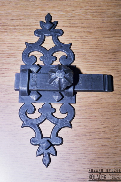 Kovani zatvarač — model 1