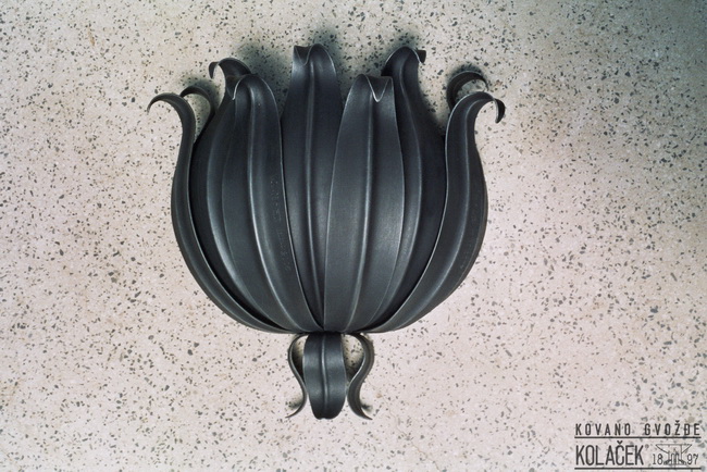 Kovana zidna lampa — model 1