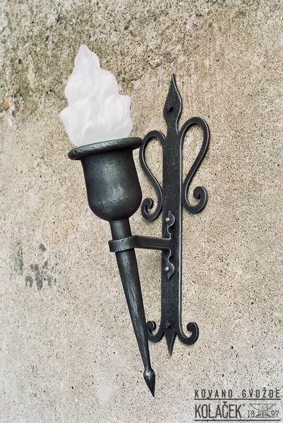 Kovana zidna lampa — model 2