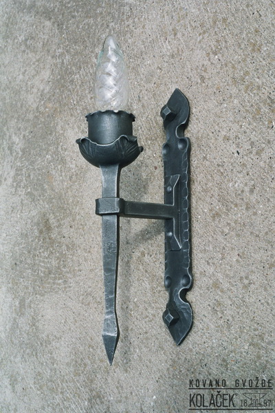 Kovana zidna lampa — model 3