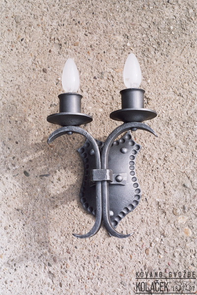 Kovana zidna lampa — model 4