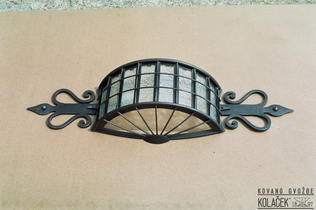 Kovana zidna lampa — model 5
