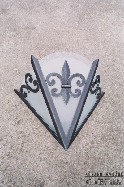 Kovana zidna lampa — model 6