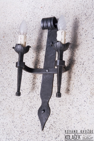 Kovana zidna lampa — model 7