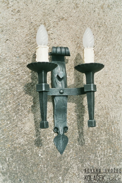 Kovana zidna lampa — model 8