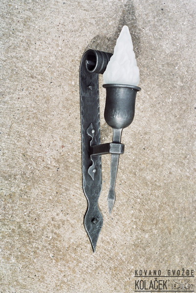 Kovana zidna lampa — model 9
