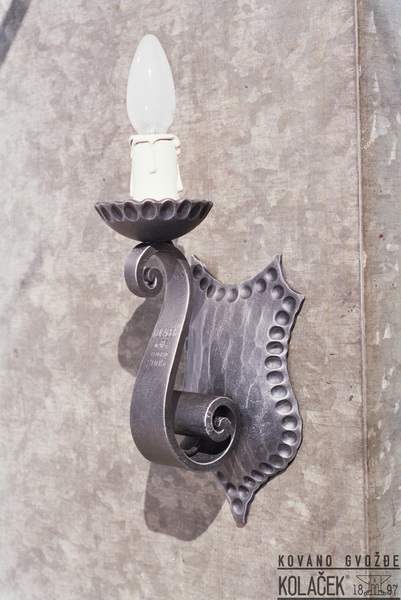Kovana zidna lampa — model 11