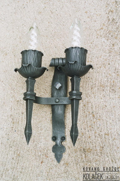 Kovana zidna lampa — model 12