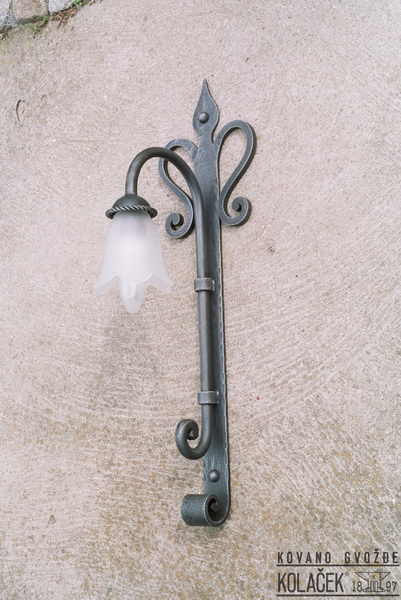 Kovana zidna lampa — model 13