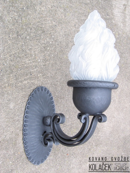 Kovana zidna lampa — model 15