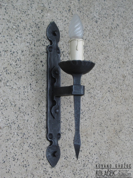 Kovana zidna lampa — model 16