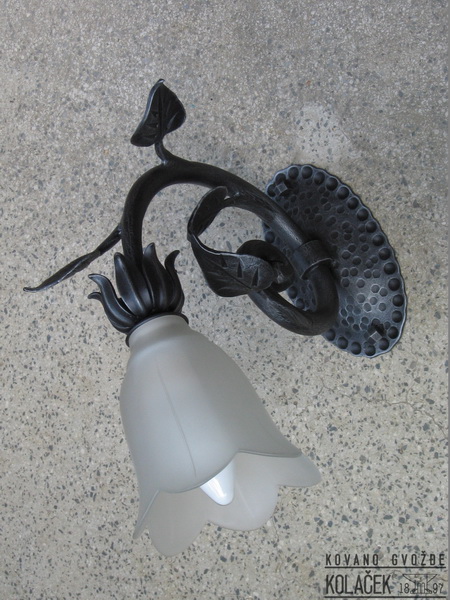 Kovana zidna lampa — model 18