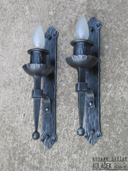 Kovana zidna lampa — model 21