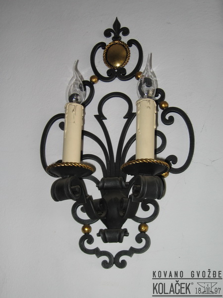 Kovana zidna lampa — model 22