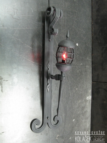 Kovana zidna lampa — model 26