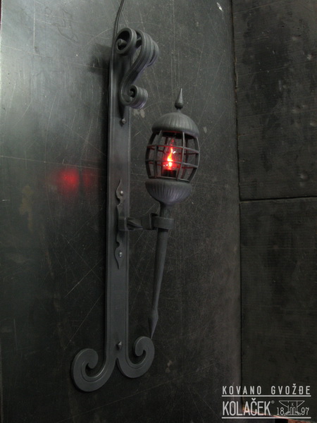 Kovana zidna lampa — model 27