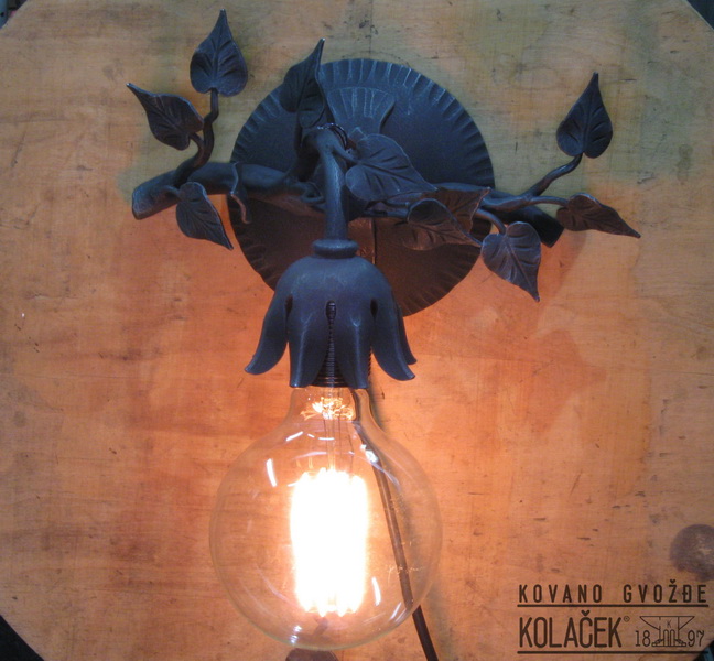 Kovana zidna lampa — model 28