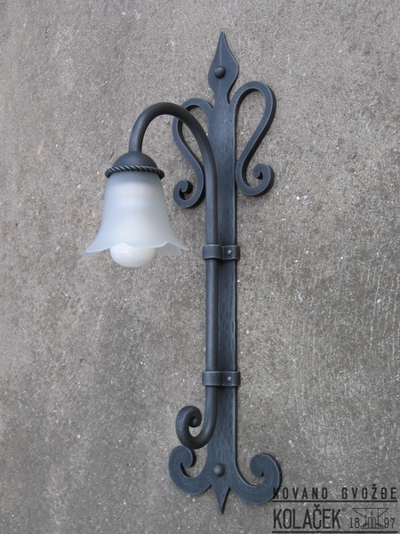 Kovana zidna lampa — model 29
